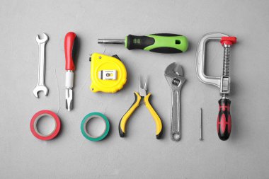 Açık gri arkaplanda inşaat araçları ile düz konum