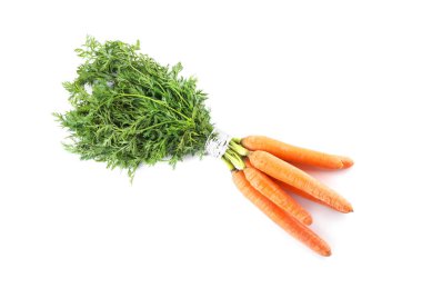 Beyazlar üzerinde izole edilmiş taze olgun havuçlar.