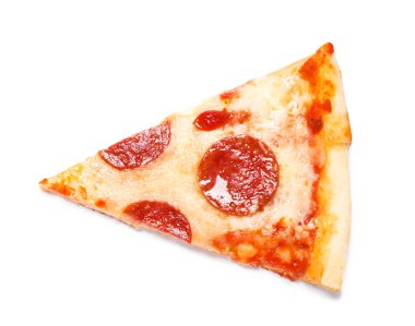 Beyaz arka planda bir dilim lezzetli pepperonili pizza.