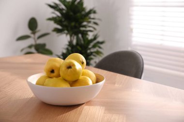 Evdeki ahşap masada olgun ayva.