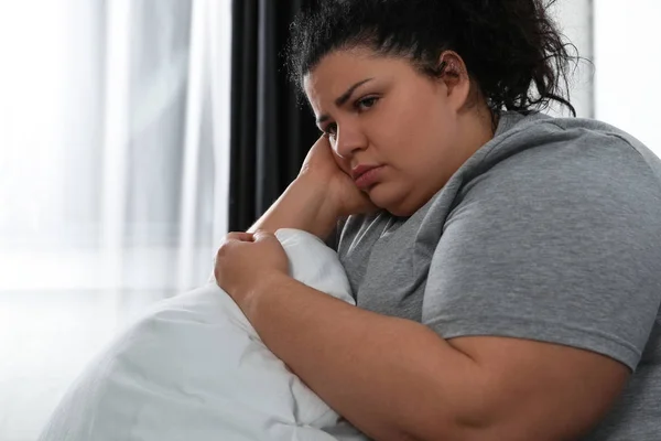 Избыточный Вес Женщины Страдающей Депрессии Дома — стоковое фото
