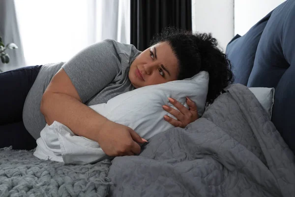 Mujer Deprimida Con Sobrepeso Abrazando Almohada Cama —  Fotos de Stock