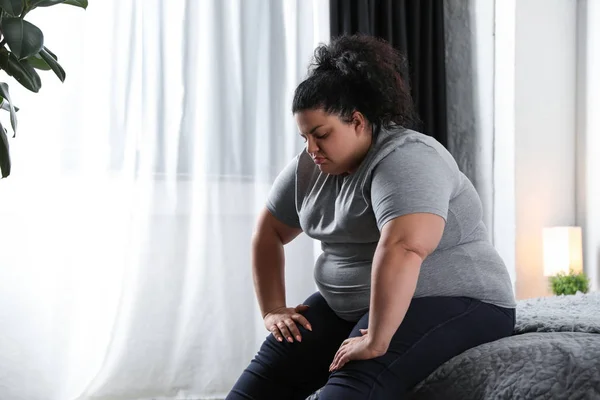 Deprimida Mulher Com Sobrepeso Cama Casa — Fotografia de Stock