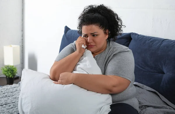 Депрессивная Толстая Женщина Плачет Обнимая Подушку Кровати — стоковое фото