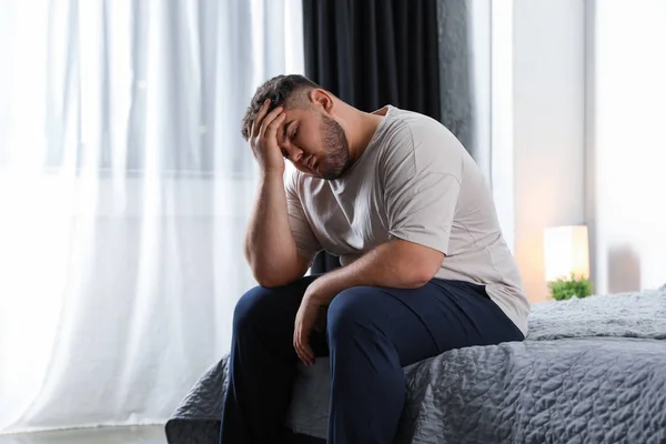 Depressieve Man Met Overgewicht Bed Thuis — Stockfoto