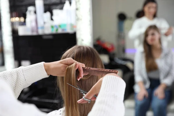 理发师在沙龙 特写镜头用专业剪子做时尚发型 — 图库照片