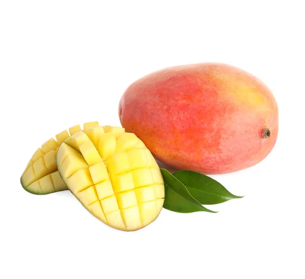 Whole and cut juicy mangoes isolated on white — Stock Photo, Image