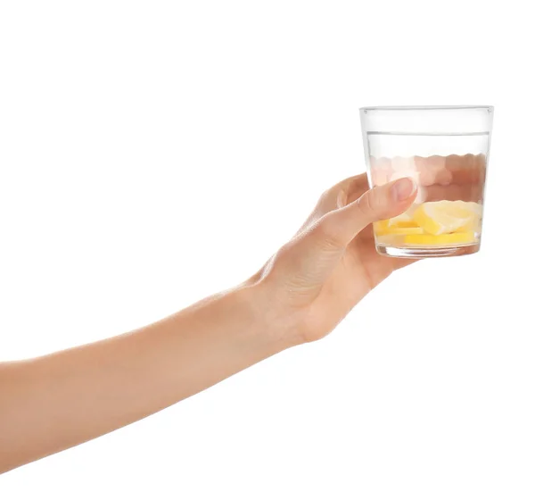 Jovem com copo de água de limão no fundo branco, fechar — Fotografia de Stock