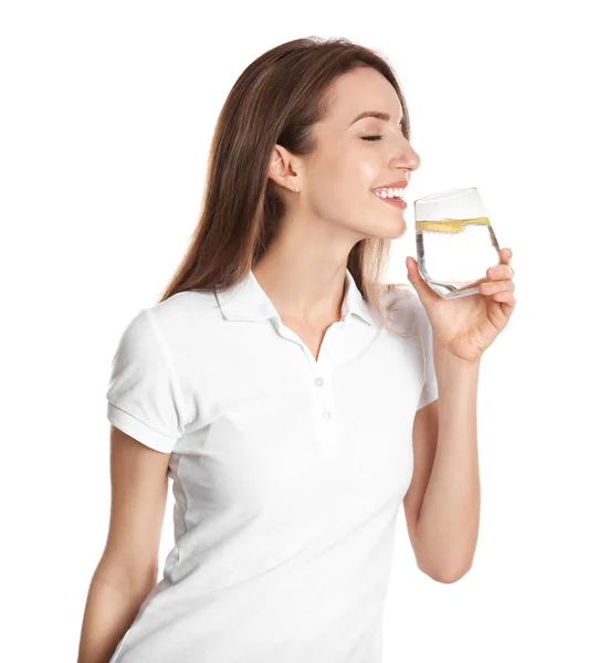 Jovem mulher bebendo água de limão no fundo branco — Fotografia de Stock