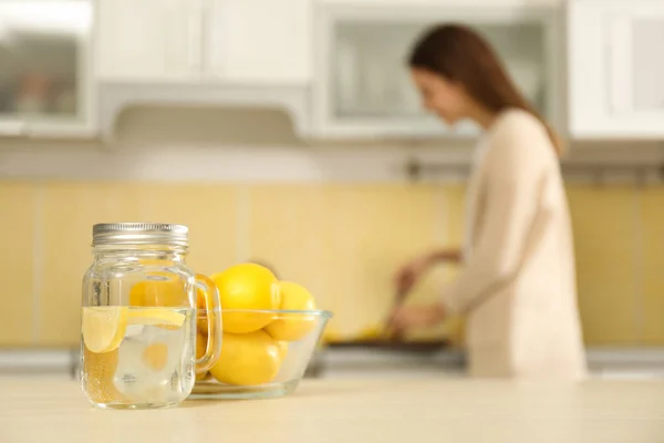 Frasco de maçom com água de limão na mesa na cozinha — Fotografia de Stock