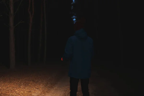 Człowiek Jasną Latarką Lesie Nocy — Zdjęcie stockowe