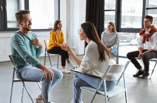 Psicoterapeuta Trabajando Con Paciente Sesión Terapia Grupo Interiores — Foto de Stock