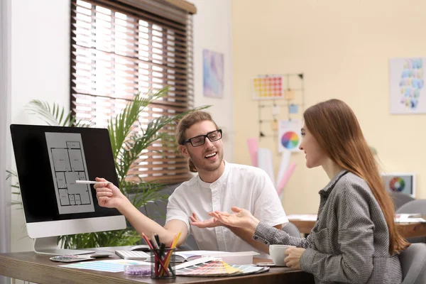 Binnenhuisarchitect Adviseert Jonge Vrouw Kantoor — Stockfoto