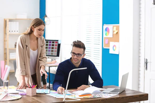 Diseñador Interiores Profesional Con Colega Que Trabaja Oficina — Foto de Stock