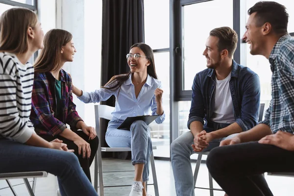 Psicoterapeuta Trabajando Con Pacientes Sesiones Terapia Grupo Interiores — Foto de Stock