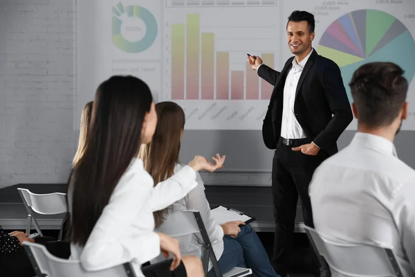 Mannelijke Business Trainer Geeft Lezing Vergaderzaal Met Projectiescherm — Stockfoto