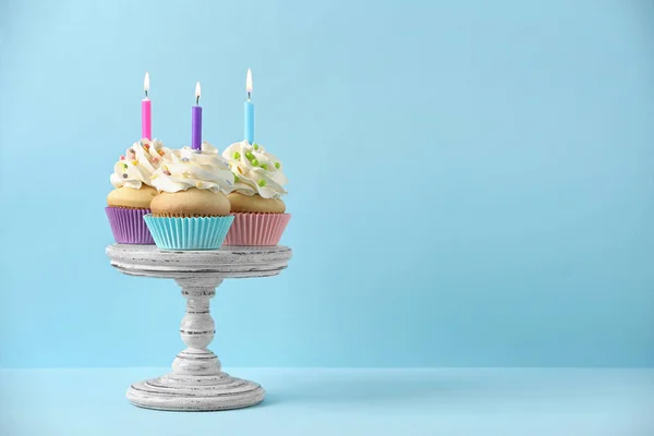 Cupcakes de cumpleaños con velas sobre fondo azul claro, Space f —  Fotos de Stock