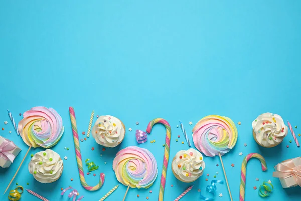 Composição de leigos planos com cupcakes em fundo azul claro, spa — Fotografia de Stock