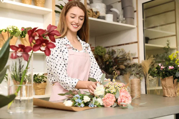 Virágos Csokor Friss Virágokkal Asztalnál Üzletben — Stock Fotó
