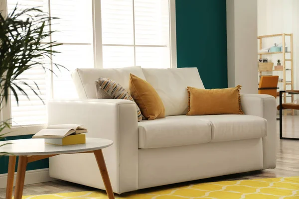 Modernes Bequemes Sofa Stilvollen Wohnbereich — Stockfoto