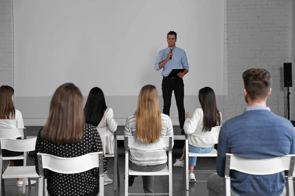 Entraîneur Homme Affaires Donnant Une Conférence Salle Conférence Avec Écran — Photo