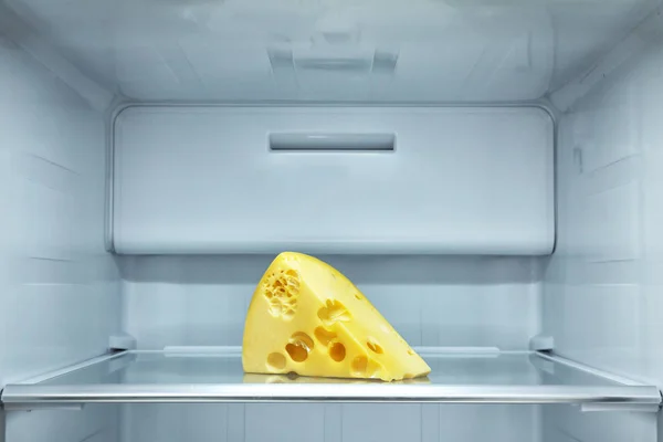 Кусок Сыра Полке Холодильнике — стоковое фото