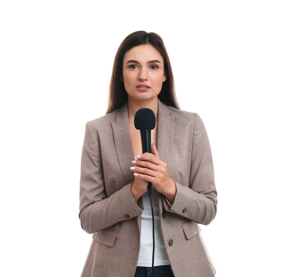 Mladá novinářka s mikrofonem na bílém pozadí — Stock fotografie
