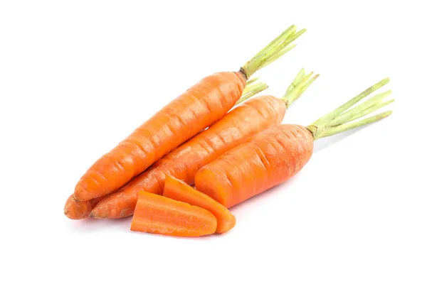 Розрізана і ціла стигла морква ізольована на білому — стокове фото