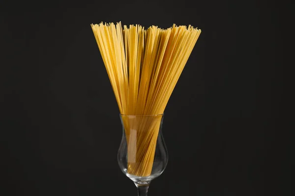 Ungekochte Spaghetti Auf Schwarzem Hintergrund Nahaufnahme Italienische Pasta — Stockfoto