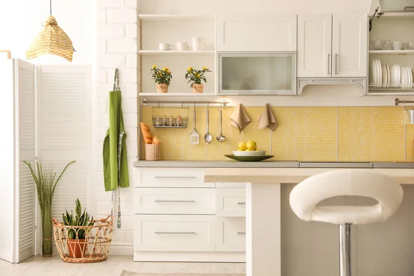 Intérieur Cuisine Moderne Avec Mobilier Blanc Élégant — Photo