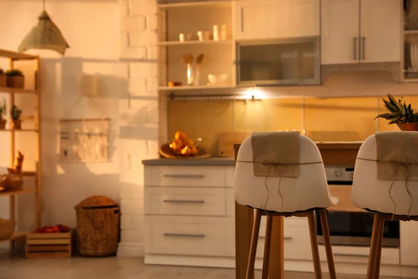 Interior Cocina Moderna Con Elegante Mesa Madera Espacio Para Texto — Foto de Stock