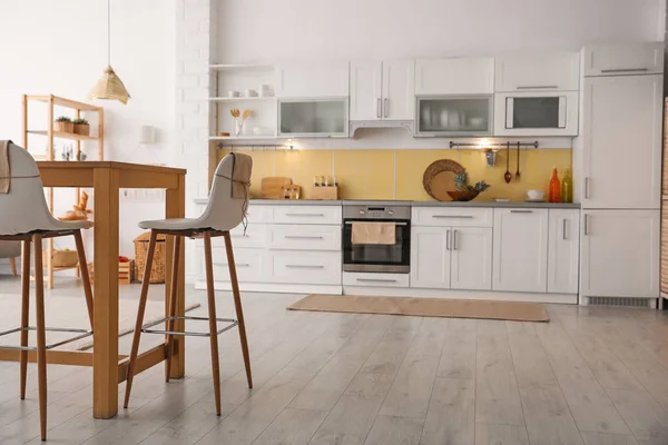 Interior Cozinha Moderna Com Mesa Madeira Elegante — Fotografia de Stock