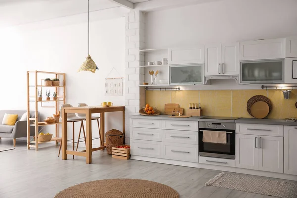 Interior Cocina Moderna Con Elegante Mesa Madera — Foto de Stock