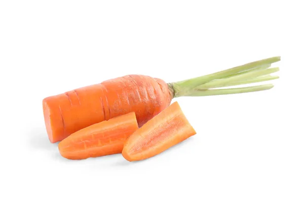 Carota matura fresca tagliata isolata su bianco — Foto Stock