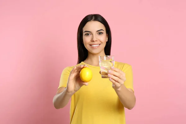 Hermosa joven con sabrosa agua de limón y fruta fresca en — Foto de Stock