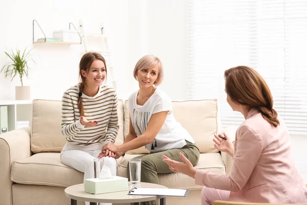 Psychotherapeutin Arbeitet Mit Teenager Mädchen Und Ihrer Mutter Büro — Stockfoto