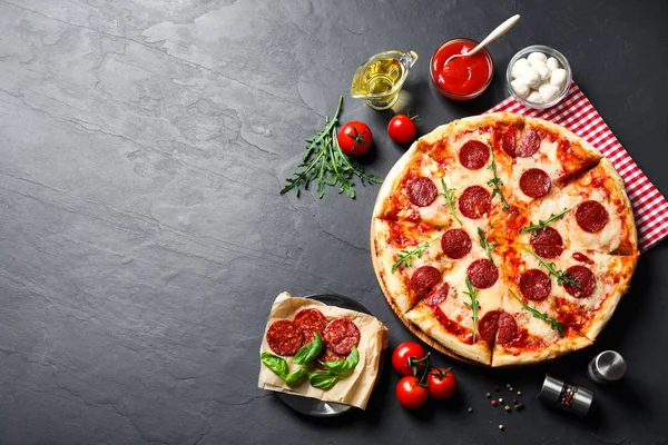 Composição Colocação Plana Com Pizza Pepperoni Quente Mesa Escura Espaço — Fotografia de Stock