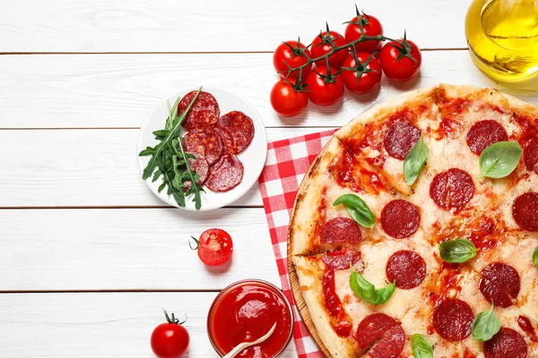 Composition Plate Avec Pizza Pepperoni Piquante Sur Table Bois Blanc — Photo