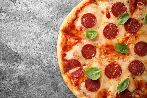 Pizza Picante Pepperoni Deliciosa Sobre Mesa Gris Vista Superior Espacio — Foto de Stock