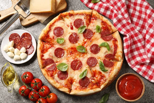 Composição Leigos Planos Com Pizza Pepperoni Quente Mesa Cinza — Fotografia de Stock