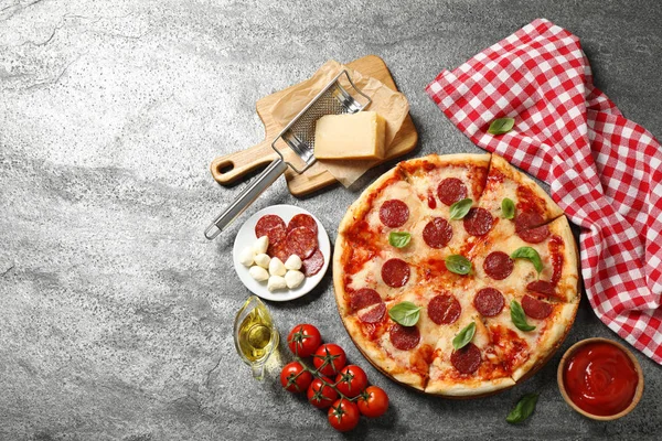 Composição Leigos Planos Com Pizza Pepperoni Quente Mesa Cinza Espaço — Fotografia de Stock
