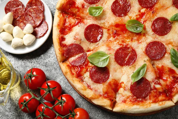 Platt Låg Sammansättning Med Varm Pepperoni Pizza Grått Bord — Stockfoto