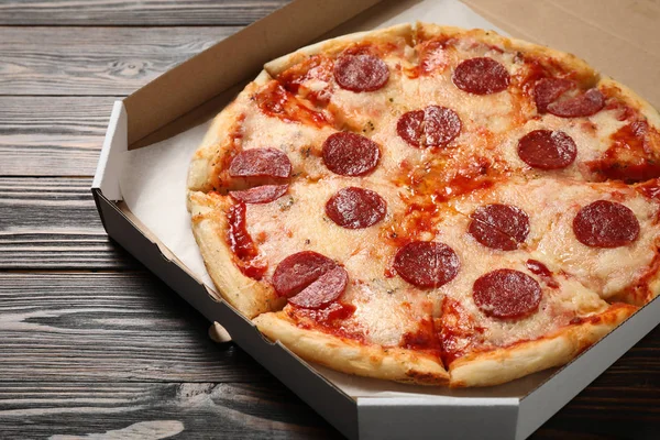 Pizza Pepperoni Caliente Deliciosa Caja Cartón Mesa Madera Primer Plano — Foto de Stock