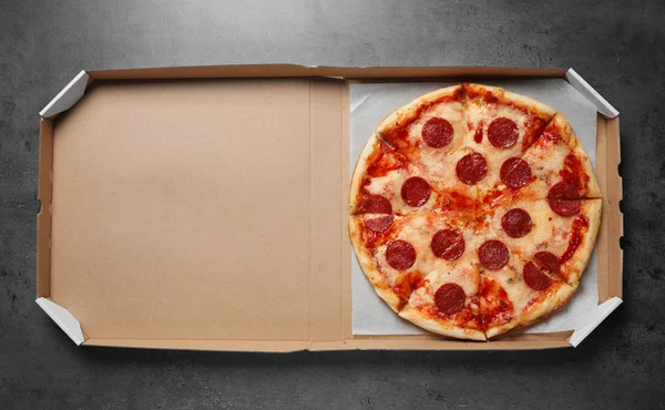Pizza Pepperoni Caliente Deliciosa Caja Cartón Sobre Mesa Gris Vista — Foto de Stock