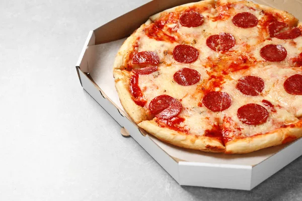 Pizza Picante Pepperoni Deliciosa Caja Cartón Sobre Mesa Gris Claro — Foto de Stock