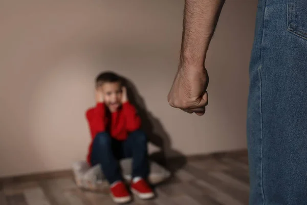 Un uomo che minaccia suo figlio in casa, primo piano. Violenza domestica conc — Foto Stock