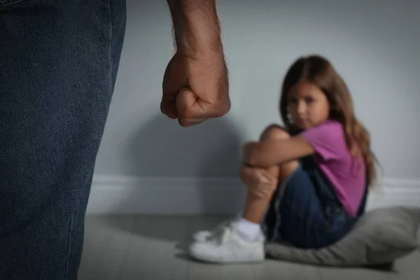 Homem a ameaçar a filha dentro de casa, de perto. Violência doméstica — Fotografia de Stock