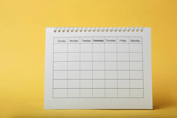 Tomma papper kalender på gul bakgrund. Planeringsidé — Stockfoto