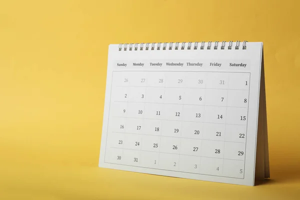 Papírový kalendář na žlutém pozadí. Plánování koncepce — Stock fotografie