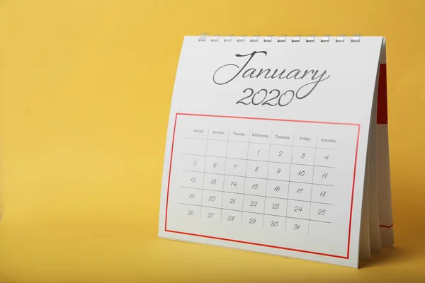 Papieren kalender met gele achtergrond, ruimte voor tekst. Planning co — Stockfoto